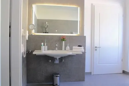 Badezimmer (Rollstuhlgerecht) mit Dusche Logierhaus Friedrich WE 01 - "Beachhouse No.1"
