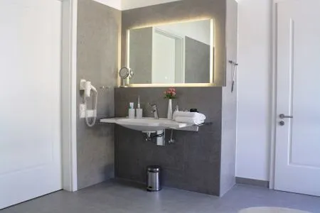 Badezimmer (Rollstuhlgerecht) mit Dusche Logierhaus Friedrich WE 01 - "Beachhouse No.1"