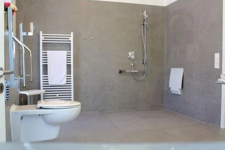 Badezimmer (Rollstuhlgerecht) mit Dusche Logierhaus Friedrich WE 01 - "Beachhouse No.1"