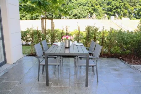 Terrasse mit Tisch und Bestuhlung Logierhaus Friedrich WE 01 - "Beachhouse No.1"