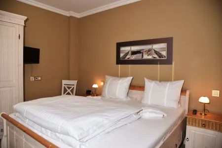 Schlafzimmer mit Doppelbett Logierhaus Friedrich WE 3 - "Klaas Störtebecker"