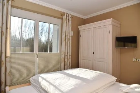 Schlafzimmer mit Doppelbett Logierhaus Friedrich WE 3 - "Klaas Störtebecker"