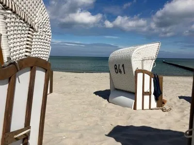 Strandbild mit Strandkörbe Logierhaus Friedrich WE 9 - "Hohe Düne"