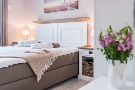 Schlafzimmer mit Doppelbett Logierhaus Friedrich WE 10 - "Muschelsucher"