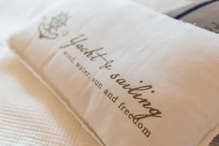 Dekoratives Kissen Logierhaus Friedrich WE 10 - "Muschelsucher"