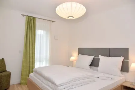 Schlafzimmer mit Doppelbett Logierhaus Friedrich WE 12 - "Dünenglitzern"