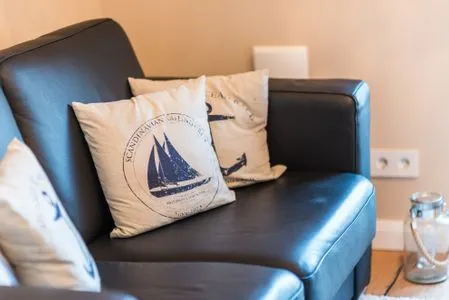 Sofa mit dekorativen Kissen Logierhaus Friedrich WE 14 - "Seeblick"