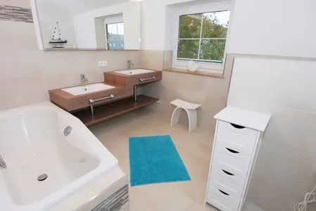 Badezimmer mit drei Waschbecken  Strandhus