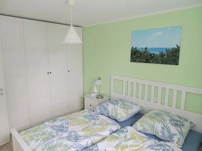 Schlafzimmer mit Doppelbett Kavelweg 13 Kavelweg 13 Wohnung 1 - Strandrefugium