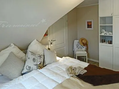 Schlafzimmer mit Doppelbett Kavelweg 13 Kavelweg 13 Wohnung 4 - Kleiner Käptn