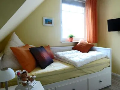 Schlafzimmer mit Einzelbett Kavelweg 13 Kavelweg 13 Wohnung 4 - Kleiner Käptn