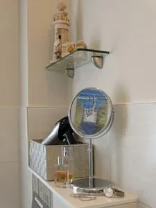 Kosmetikspiegel und Haartrockner Kavelweg 13 Kavelweg 13 Wohnung 4 - Kleiner Käptn