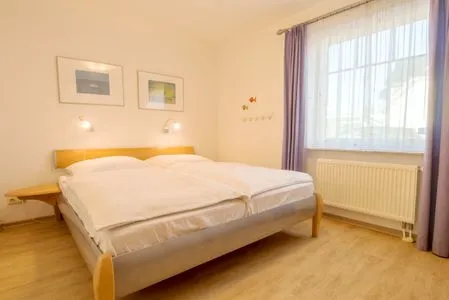 Schlafzimmer mit Doppelbett Hoppenberg 7 EG rechts