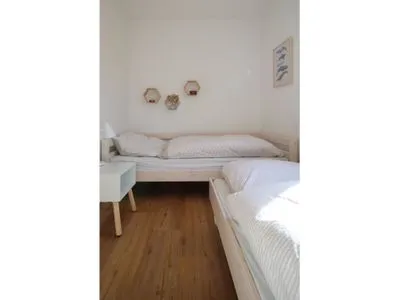 Schlafzimmer mit zwei Einzelbetten (Ausziehba Zur Hanse Wohnung 1.1