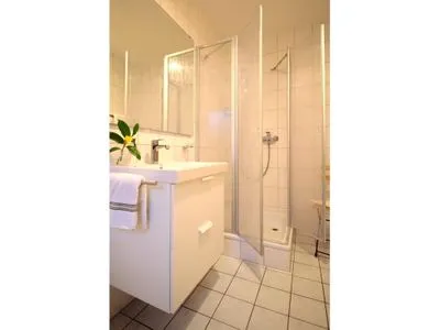 Badezimmer mit Dusche Zur Hanse Wohnung 1.1