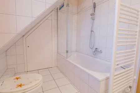 Badezimmer mit Badewanne Zur Hanse Wohnung 1.3 - Lingnau