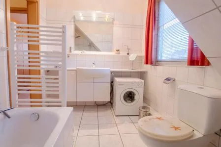 Badezimmer mit Badewanne Zur Hanse Wohnung 1.3 - Lingnau