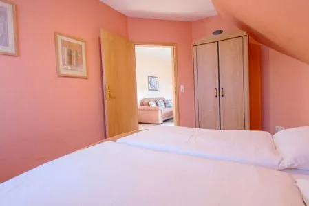 Schlafzimmer mit Doppelbett Zur Hanse Wohnung 3.3 - Lingnau