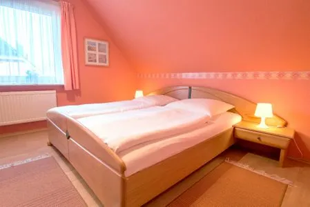 Schlafzimmer mit Doppelbett Zur Hanse Wohnung 3.3 - Lingnau
