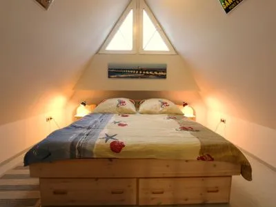 offenes Schlafzimmer mit Doppelbett (DG)  Rosenberg-Siedlung 21