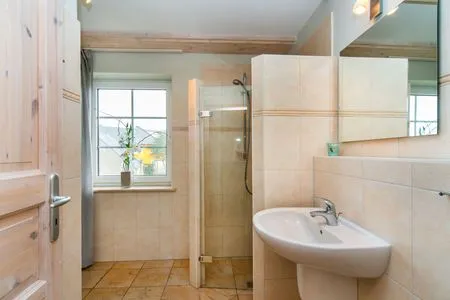 Badezimmer mit Dusche  Grode Stuw