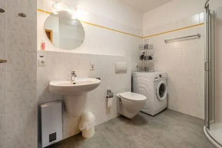 Badezimmer mit Dusche Ferienpark Freesenbruch Wohnung 1.2 - Am Schwalbenweg