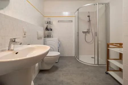 Badezimmer mit Dusche Ferienpark Freesenbruch Wohnung 1.2 - Am Schwalbenweg