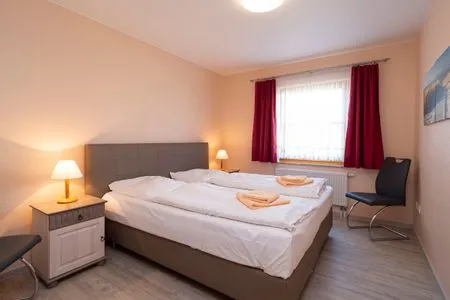 Schlafzimmer mit Doppelbett Ferienpark Freesenbruch Wohnung 1.2 - Am Schwalbenweg