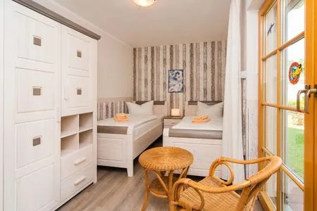 Schlafzimmer mit zwei Einzelbetten Ferienpark Freesenbruch Wohnung 1.3 - Störtebeker