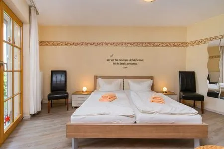Schlafzimmer mit Doppelbett Ferienpark Freesenbruch Wohnung 1.3 - Störtebeker
