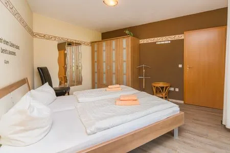 Schlafzimmer mit Doppelbett Ferienpark Freesenbruch Wohnung 1.3 - Störtebeker