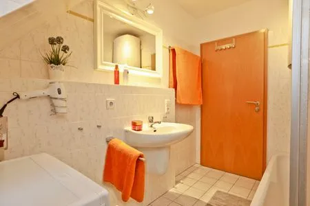 Badezimmer mit Badewanne Ferienpark Freesenbruch Wohnung 1.4 -Ferienzeit
