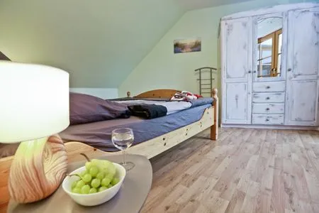 Schlafzimmer mit Doppelbett Ferienpark Freesenbruch Wohnung 1.4 -Ferienzeit