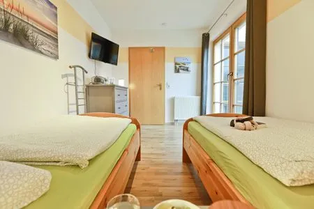 Schlafzimmer mit zwei Einzelbetten Ferienpark Freesenbruch Wohnung 1.4 -Ferienzeit