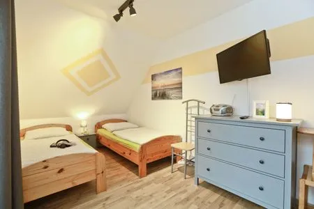 Schlafzimmer mit zwei Einzelbetten Ferienpark Freesenbruch Wohnung 1.4 -Ferienzeit