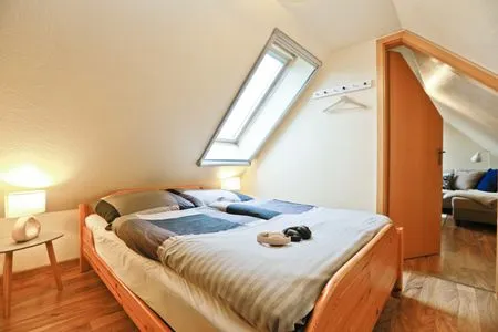 Schlafzimmer mit Doppelbett Ferienpark Freesenbruch Wohnung 1.4 -Ferienzeit