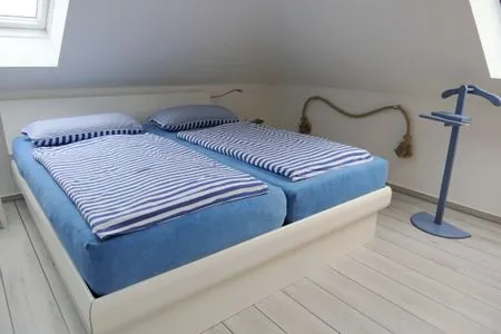 Schlafzimmer mit Doppelbett Parkresidenz am Hafen Wohnung HF 26 - "Min Höög"