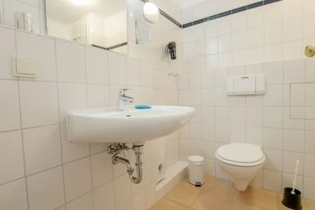 Badezimmer mit Dusche  Appartementhaus Boddenblick - "Möwe"