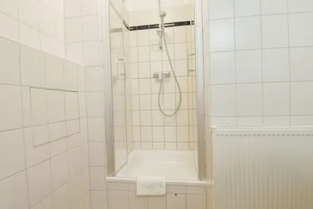Badezimmer mit Dusche  Appartementhaus Boddenblick - "Möwe"