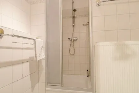 Badezimmer mit Dusche  Appartementhaus Boddenblick "Himmelkieker"