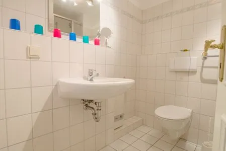 Badezimmer mit Dusche  Appartementhaus Boddenblick "Himmelkieker"