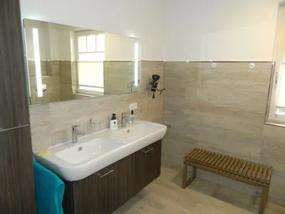 Badezimmer mit Dusche  Haus Frieda