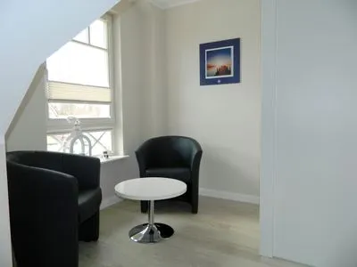 Zwei Sessel mit Tisch  Haus Frieda