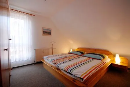 Schlafzimmer mit Doppelbett  Ferienwohnung Seepferdchen