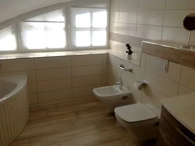 Badezimmer mit Dusche und Badewanne  Haus Hedda