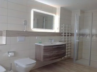 Badezimmer mit Dusche und Badewanne  Haus Hedda