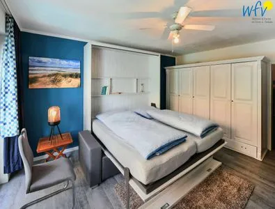 Schrankbett mit eingeklappter Couch Haus Meeresluft Ferienwohnung 2