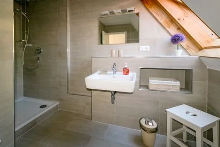 Badezimmer mit Dusche  Wohnung Manu