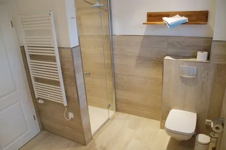 Badezimmer mit Dusche und Badewanne  Doppelhaushälfte - Isabella