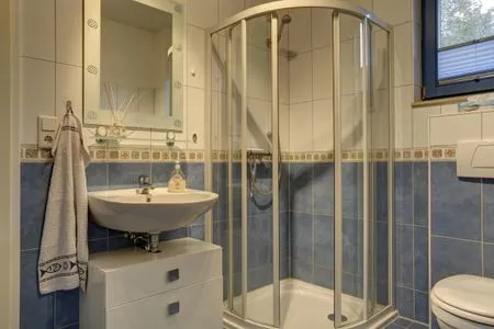 Badezimmer mit Dusche  Meeresrauschen 1